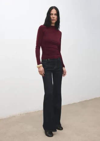 Dopasowana koszulka z drapowanym dekoltem