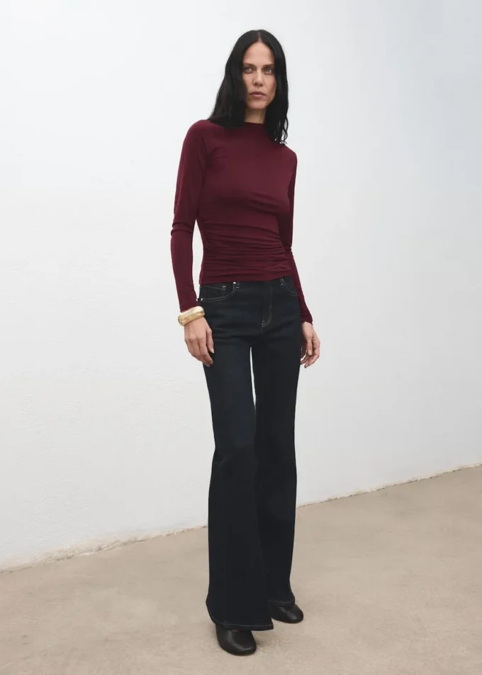 Dopasowana koszulka z drapowanym dekoltem Dopasowana koszulka z drapowanym dekoltem