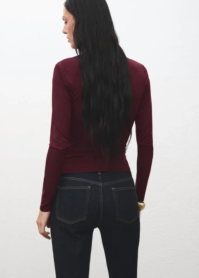 Dopasowana koszulka z drapowanym dekoltem Dopasowana koszulka z drapowanym dekoltem