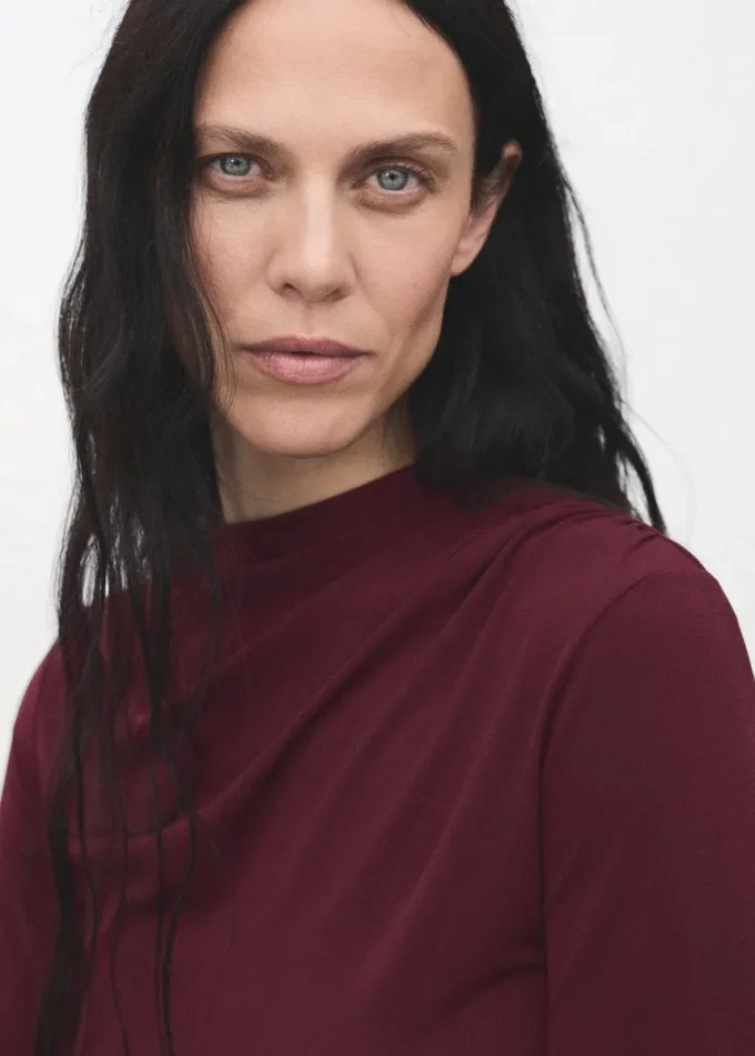 Dopasowana koszulka z drapowanym dekoltem Dopasowana koszulka z drapowanym dekoltem