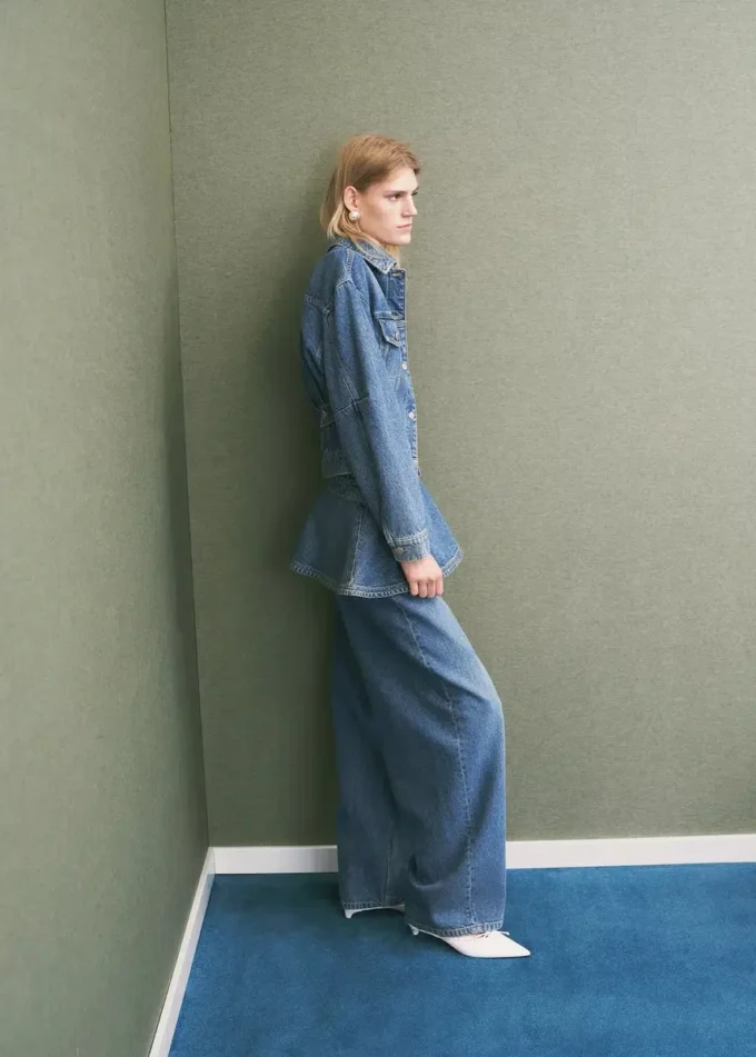 Dopasowana kurtka dżinsowa z kieszeniami Dopasowana kurtka dżinsowa z kieszeniami