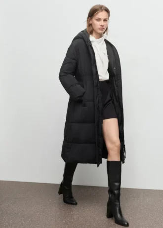 Dopasowana pikowana kurtka z kapturem