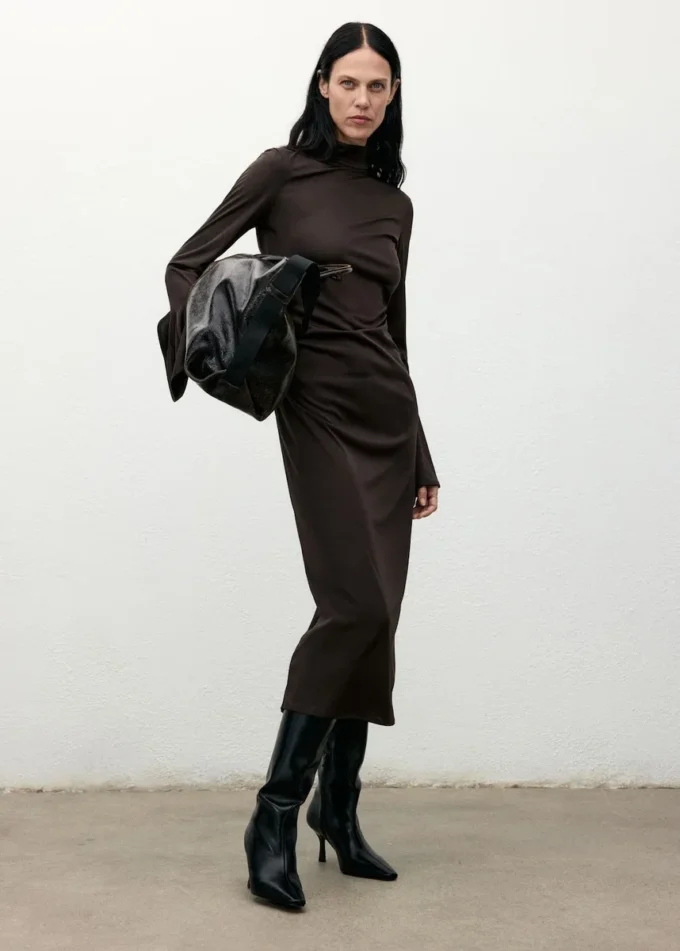 Dopasowana sukienka z rękawami dzwonowymi Dopasowana sukienka z rękawami dzwonowymi