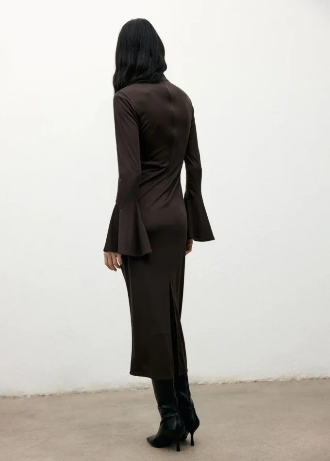 Dopasowana sukienka z rękawami dzwonowymi Dopasowana sukienka z rękawami dzwonowymi