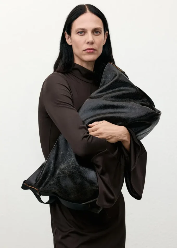 Dopasowana sukienka z rękawami dzwonowymi Dopasowana sukienka z rękawami dzwonowymi