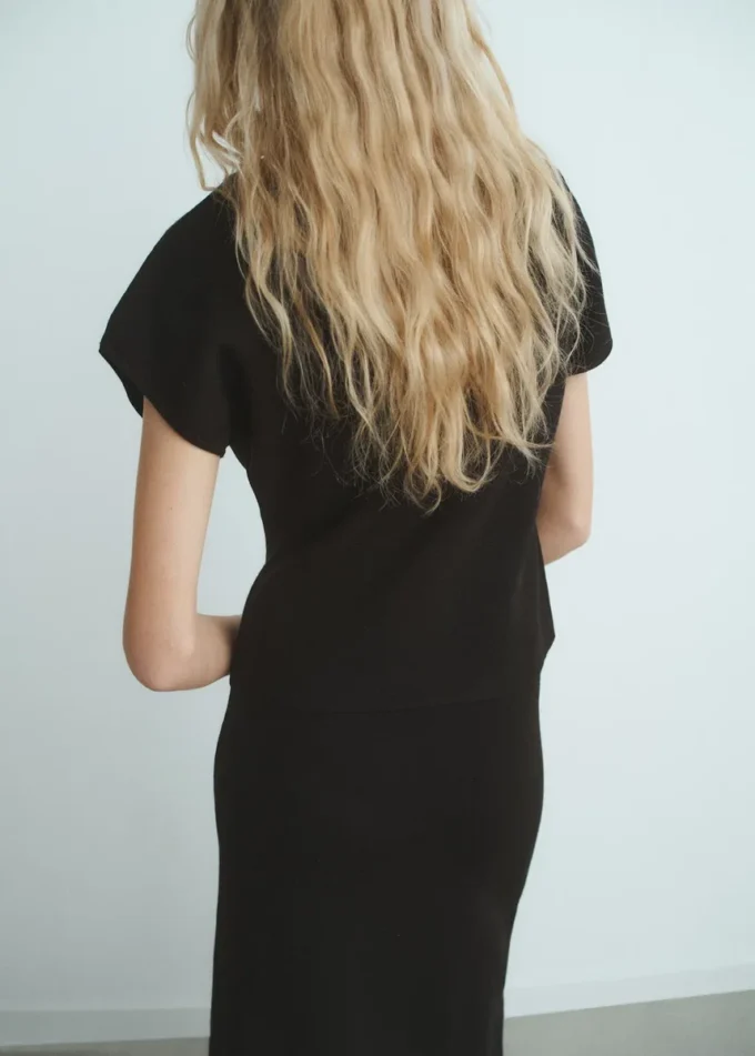 Dopasowany sweter z cienkiej dzianiny Dopasowany sweter z cienkiej dzianiny