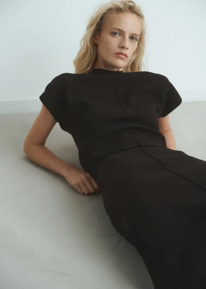 Dopasowany sweter z cienkiej dzianiny Dopasowany sweter z cienkiej dzianiny