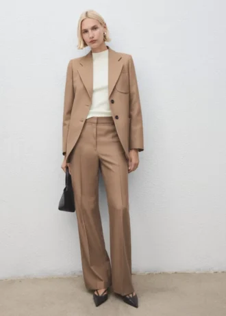 Dopasowany sweter z dekoltem typu perkins