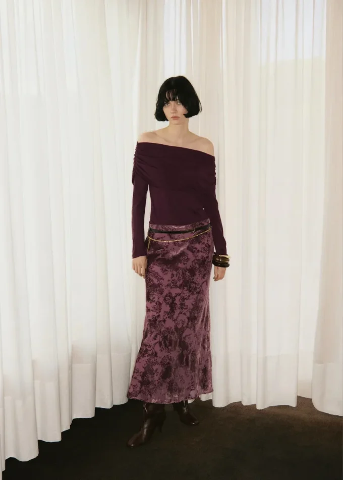 Dopasowany sweter z drapowanym dekoltem. Dopasowany sweter z drapowanym dekoltem.