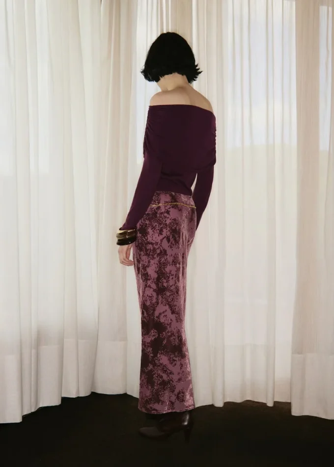 Dopasowany sweter z drapowanym dekoltem. Dopasowany sweter z drapowanym dekoltem.