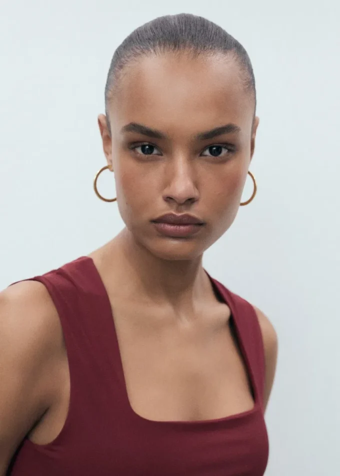 Dopasowany top z szerokimi ramiączkami Dopasowany top z szerokimi ramiączkami