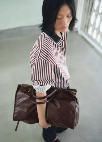 Duża błyszcząca torebka z paskami