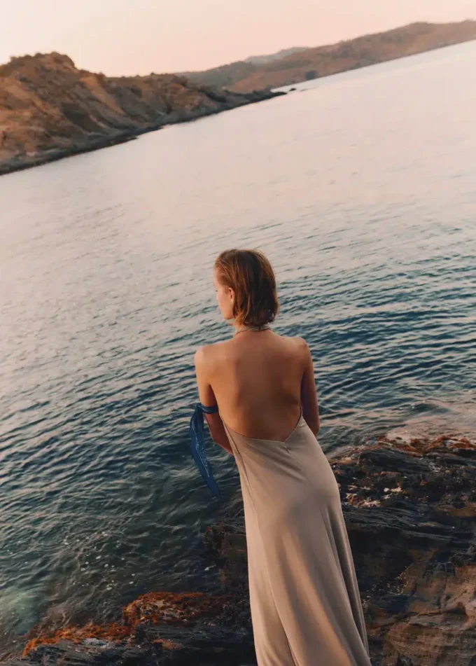 Długa sukienka kopertowa z odkrytymi ramionami Długa sukienka kopertowa z odkrytymi ramionami