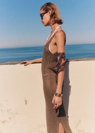 Długa sukienka z dzianiny szydełkowej