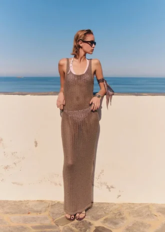 Długa sukienka z dzianiny szydełkowej