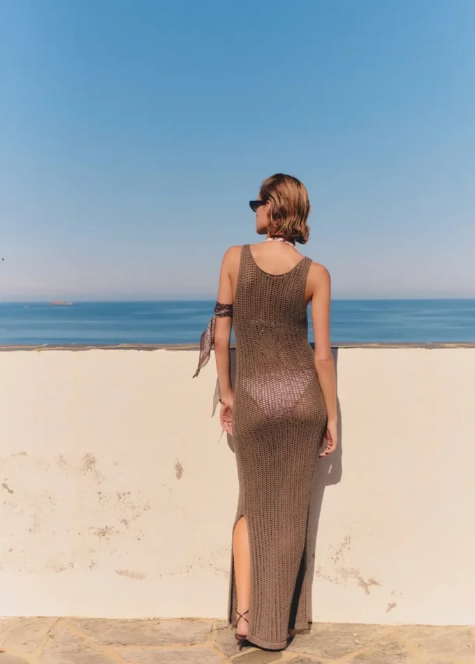 Długa sukienka z dzianiny szydełkowej Długa sukienka z dzianiny szydełkowej