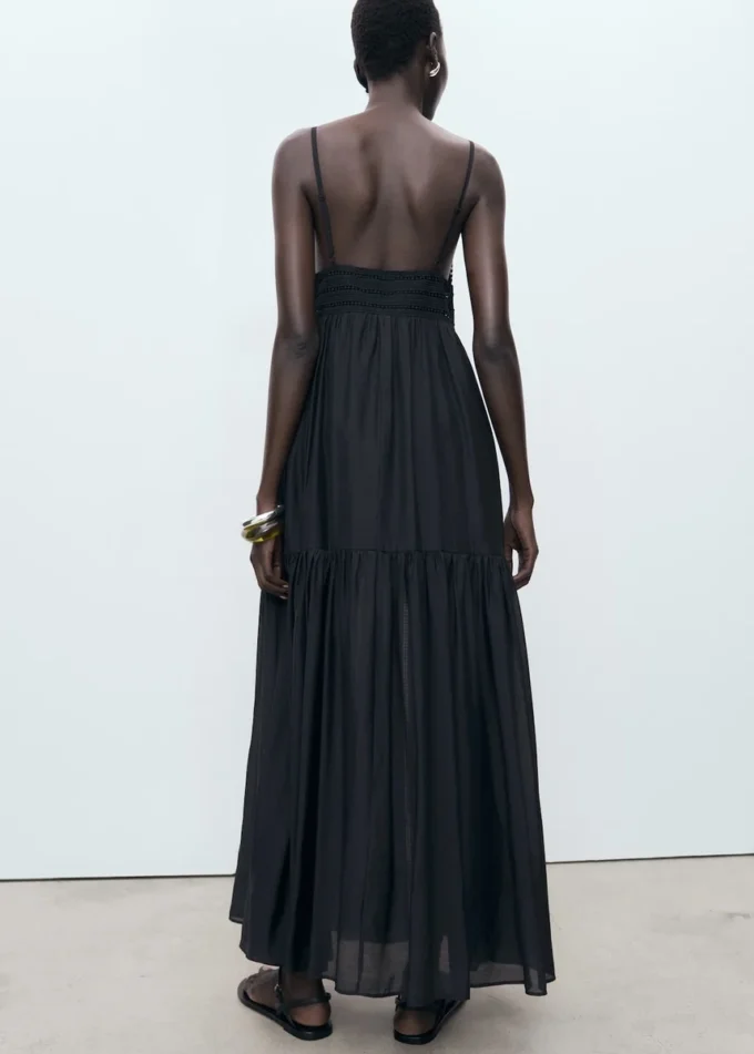 Długa sukienka z koronkowymi detalami Długa sukienka z koronkowymi detalami