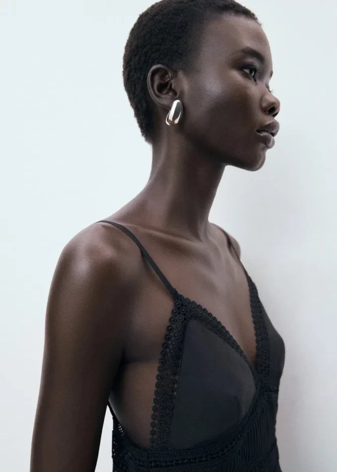 Długa sukienka z koronkowymi detalami Długa sukienka z koronkowymi detalami