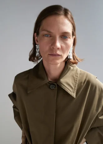 Długi bawełniany trencz z ukrytymi guzikami