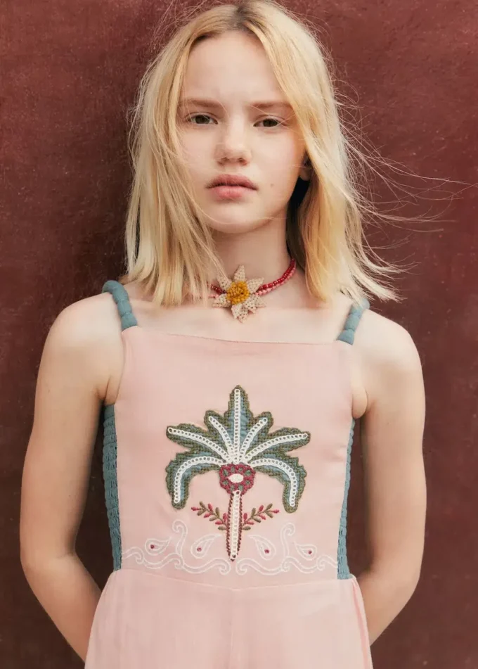 Długi kombinezon z haftowanymi detalami Długi kombinezon z haftowanymi detalami