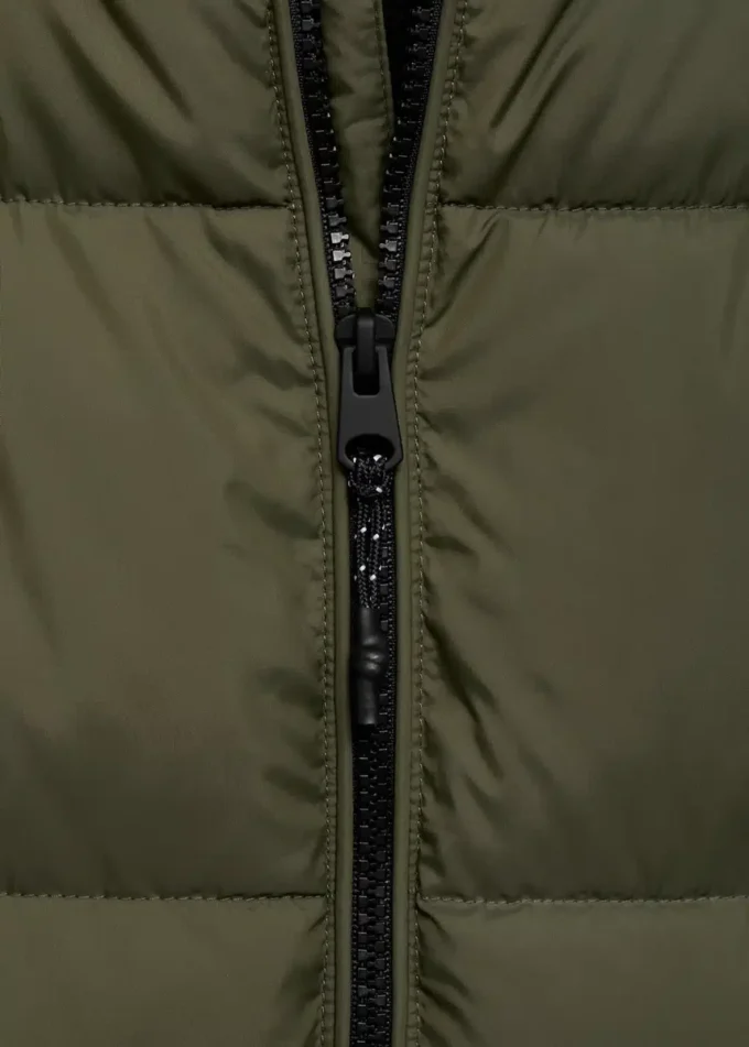 Długi płaszcz z wyściełaną podszewką