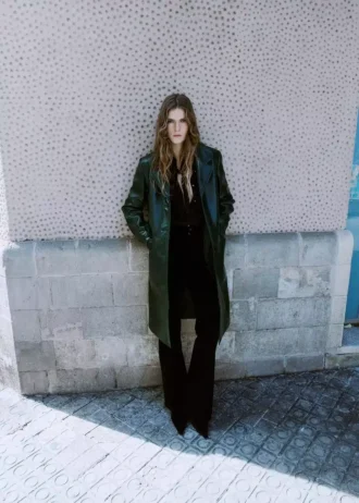 Długi płaszcz ze sztucznej skóry