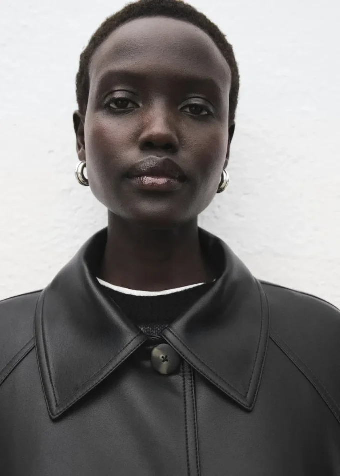 Długi trencz z imitacji skóry z paskiem Długi trencz z imitacji skóry z paskiem