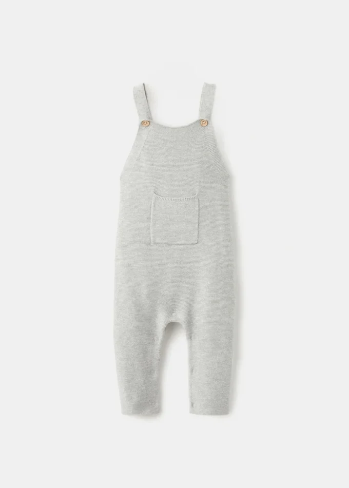 Długie dzianinowe ogrodniczki