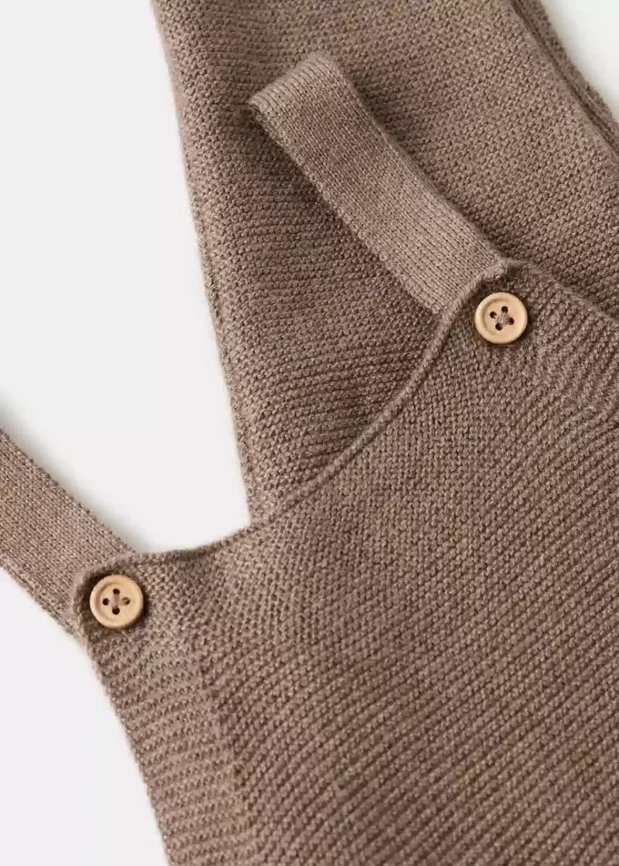 Długie dzianinowe ogrodniczki