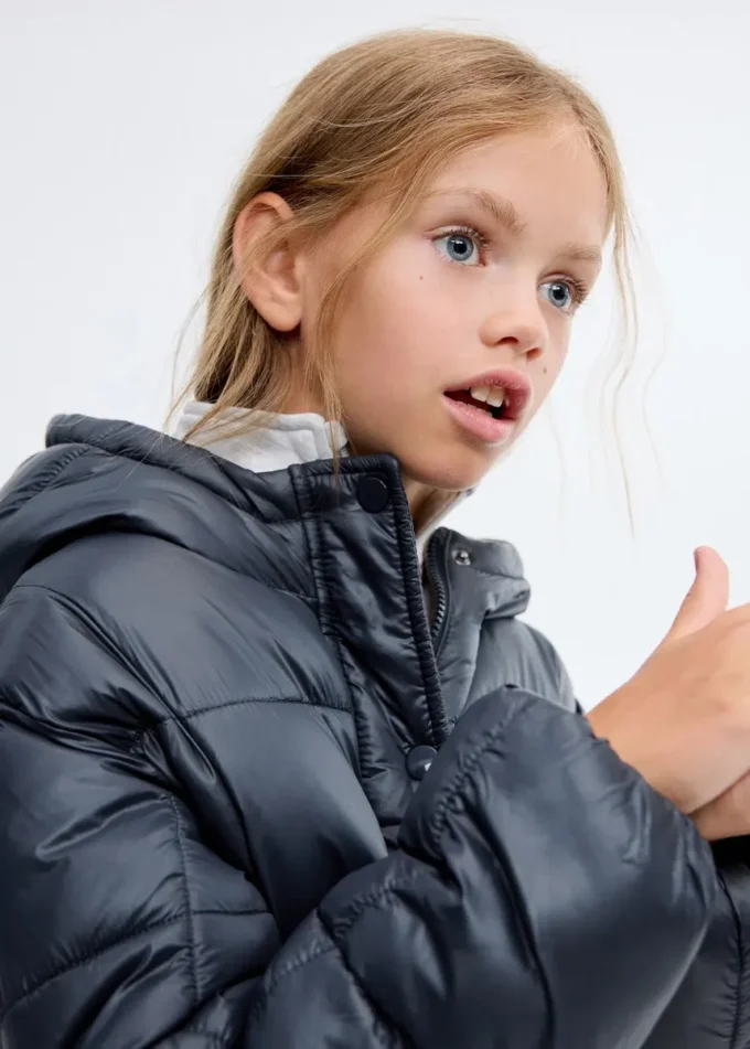 Dwukolorowa kurtka z kapturem