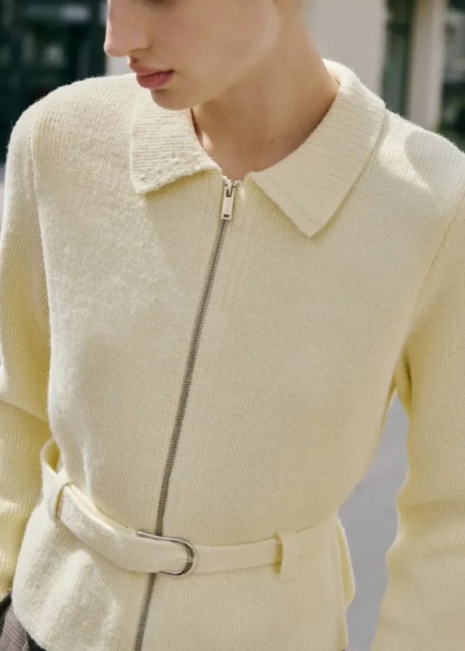 Dzianinowa kurtka z paskiem i klamrą Dzianinowa kurtka z paskiem i klamrą