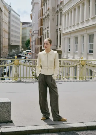 Dzianinowa kurtka z paskiem i klamrą