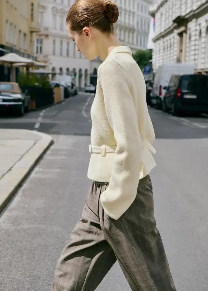 Dzianinowa kurtka z paskiem i klamrą Dzianinowa kurtka z paskiem i klamrą