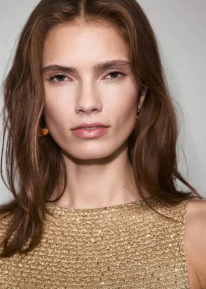 Dzianinowa sukienka z cekinowymi detalami Dzianinowa sukienka z cekinowymi detalami