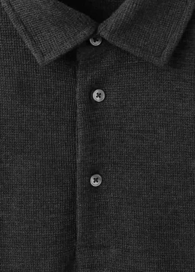 Dzianinowy sweter polo o strukturalnej fakturze Dzianinowy sweter polo o strukturalnej fakturze