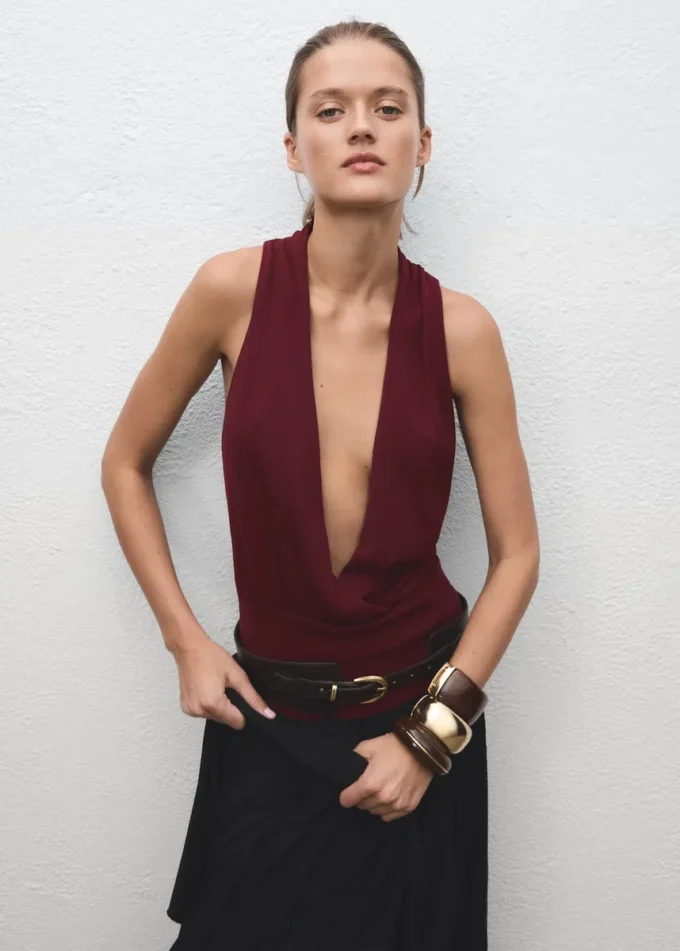 Dzianinowy top z dekoltem w szpic Dzianinowy top z dekoltem w szpic