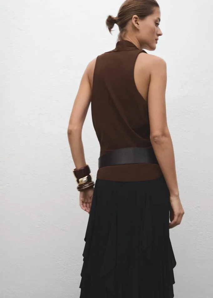 Dzianinowy top z dekoltem w szpic Dzianinowy top z dekoltem w szpic