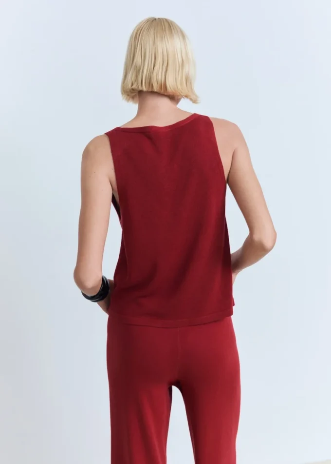 Dzianinowy top z dekoltem w szpic Dzianinowy top z dekoltem w szpic