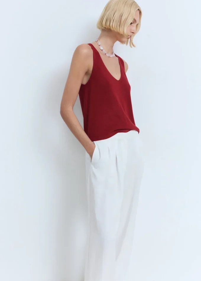 Dzianinowy top z dekoltem w szpic Dzianinowy top z dekoltem w szpic