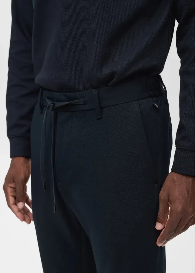 Elastyczne spodnie o dopasowanym kroju z sznurkiem