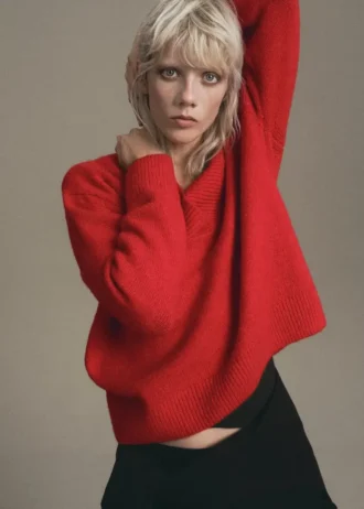 Gruby sweter z dzianiny z dekoltem w serek Gruby sweter z dzianiny z dekoltem w serek