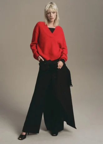 Gruby sweter z dzianiny z dekoltem w serek Gruby sweter z dzianiny z dekoltem w serek