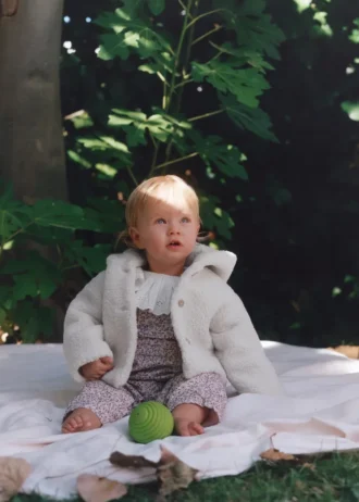 Płaszcz z kapturem imitujący owczą skórę