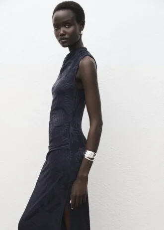 Haftowana sukienka z drapowanym kołnierzem