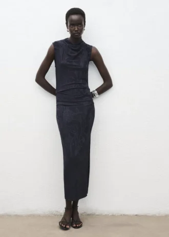 Haftowana sukienka z drapowanym kołnierzem