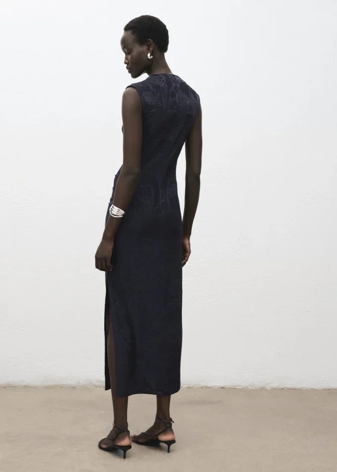 Haftowana sukienka z drapowanym kołnierzem Haftowana sukienka z drapowanym kołnierzem