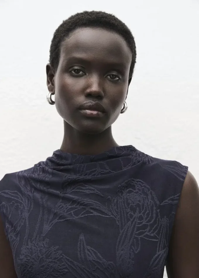 Haftowana sukienka z drapowanym kołnierzem Haftowana sukienka z drapowanym kołnierzem