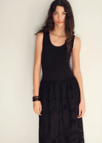 Haftowana sukienka z koronkowymi akcentami