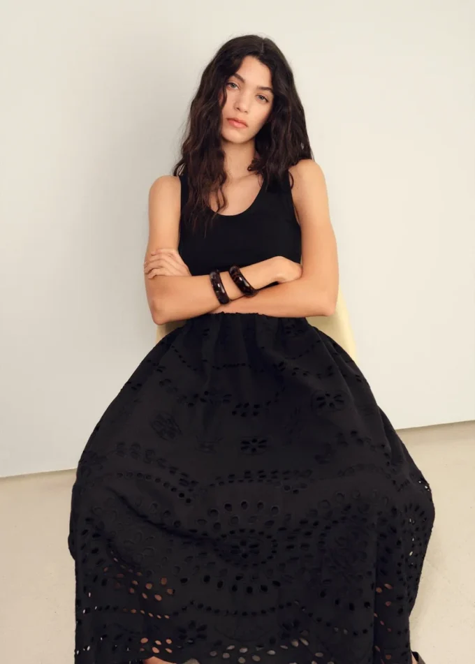 Haftowana sukienka z koronkowymi akcentami Haftowana sukienka z koronkowymi akcentami