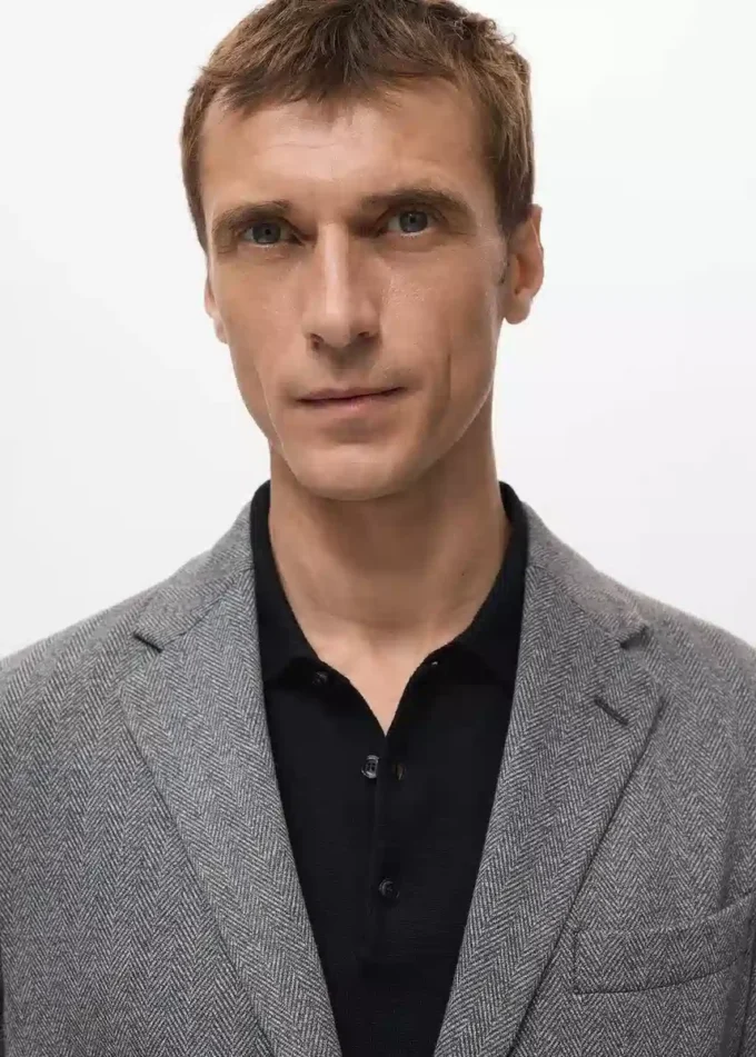 Kieszeń na piersi. Dwie naszywane kieszenie z przodu. Kieszeń wewnętrzna. Długie rękawy z mankietami zapinanymi na guziki. Podwójny roz Kieszeń na piersi. Dwie naszywane kieszenie z przodu. Kieszeń wewnętrzna. Długie rękawy z mankietami zapinanymi na guziki. Podwójny roz